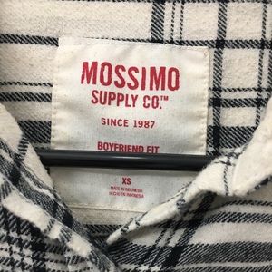 Long sleeve boyfriend-fit plaid button down